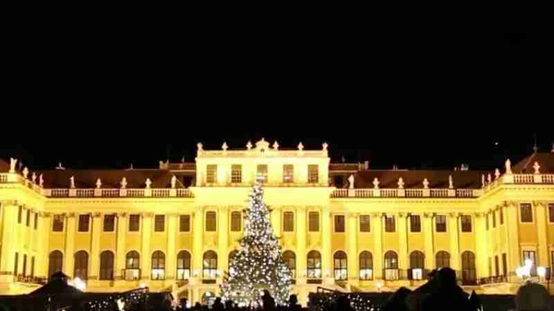 Besuch bei den schösten Weihnachtsmärkten & Adventmärkten in Wien. Fotos & Infos unter https://www.oesterreich-spezialitaeten.at/advent/weihnachtsmaerkte-adventmaerkte-wien.html
Unser Video zeigt vorweihnachtliche Eindrücke vom Christkindlmarkt vor dem Wiener Rathaus, dem bekannten Weihnachtsmarkt Schloss Schönbrunn, Adventmarkt am Stephansplatz und dem k.u.k. Weihnachtsmarkt mit den weißen Adventstandln am Michaelerplatz., tags: entdeckt 10 magische - Youtube