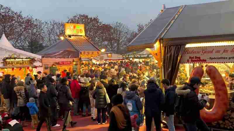 Christmas Market, Tuileries Garden in Paris, Dec 3, 2022 - Digital concept art for illustrative purpose, tags: weihnachtsmarkt jardin des - Monok